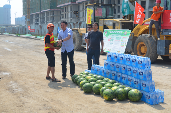 完美体育在线登录-完美online(中国)
开展夏季送清凉慰问市政工程一线活动